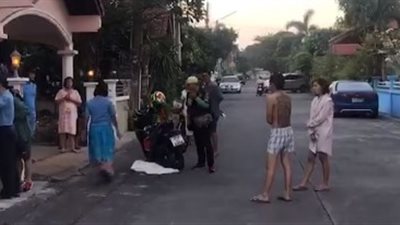 امرأة تجد مفاجأة غير متوقعة في حديقة منزلها (فيديو)