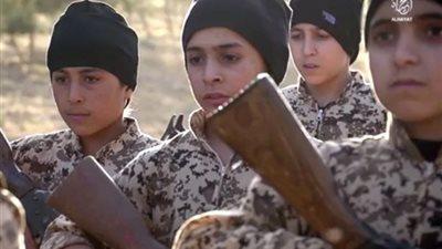 بالفيديو والصور.. «داعش» ينشر فيديو لاستعداد جيش الأيتام للقتال