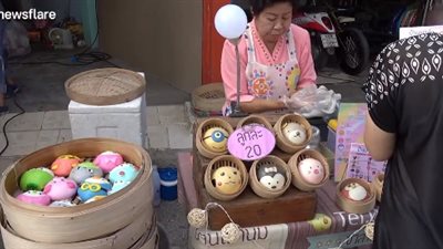 حلوى بائعة متجولة تثير ضجة في شوارع تايلاند (فيديو)