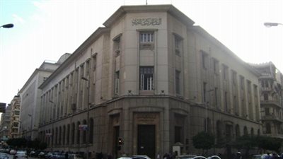 خبير مصرفى: تحويلات المصريين بالخارج أنقذت 