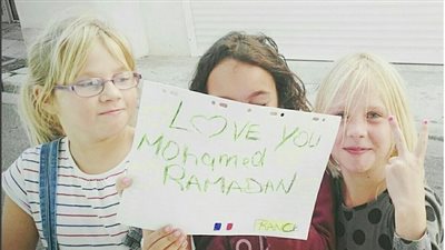 رسالة حب من أطفال في فرنسا لمحمد رمضان