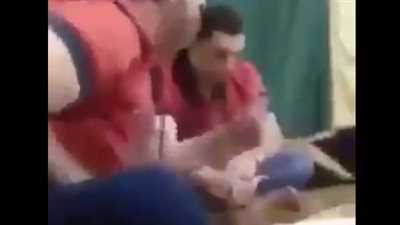 رد فعل غير متوقع لشاب خسر في لعبة «الكوتشينة» (فيديو)