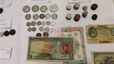 إحباط محاولة تهريب 438 عملة أثرية بمطار القاهرة (صور)