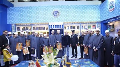 طلاب الأزهر يهنئون رجال الشرطة بعيدهم في معرض الكتاب