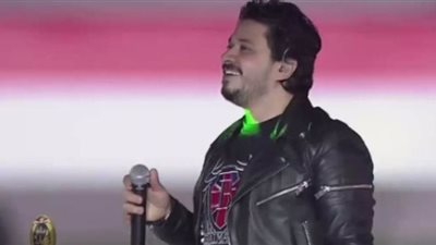 مصطفى حجاج يغني مع جمهور استاد القاهرة 