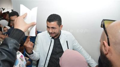 الجمهور يحاصر علي غزلان بمعرض الكتاب والأمن يتدخل لفض الزحام