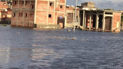 مياه البحر تغرق المنازل والزراعات.. والمحليات: 