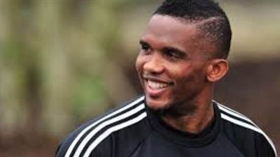 صامويل إيتو ورئيس بطولة الدوري الإسباني يصلان القاهرة