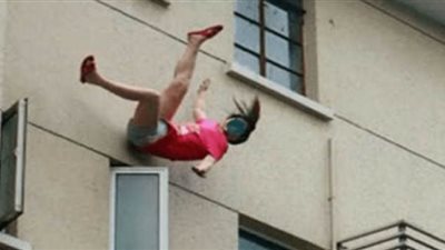 جيران المتهمة بإلقاء نجلتيها من الشرفة: تركت المنزل منذ عامين بسبب خلافات زوجية