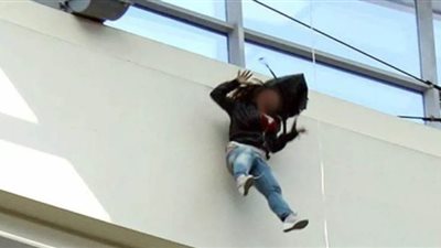 النيابة تعاين موقع إلقاء أم لطفلتيها من الطابق الرابع في بنها