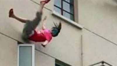جريمة بشعة تهز بنها.. معلمة تلقي بطفلتيها من الدور الرابع.. التحريات: مريضة نفسيا.. والجيران: الخلافات الزوجية السبب