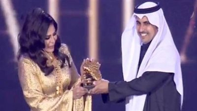 هيئة الترفيه السعودية تكرم أحلام بدرع من الذهب الخالص | فيديو