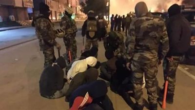 لحظة فض اعتصام المتظاهرين وحرق خيامهم في محافظة البصرة بالعراق | فيديو