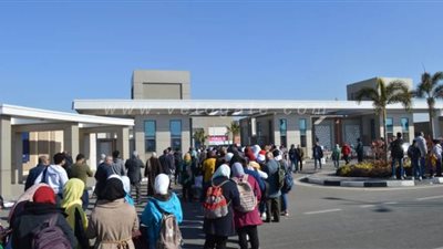 طوابير أمام البوابات في الساعات الأولى لثالث أيام معرض الكتاب | صور