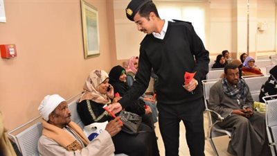 مديرية أمن الأقصر تحتفل بالذكرى 68 لعيد الشرطة بتوزيع الورود على مرضى السرطان