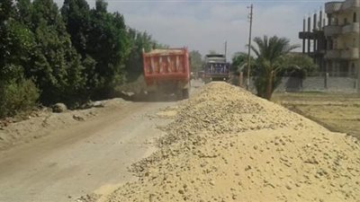 بدء رصف طريق 