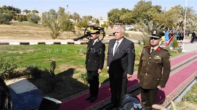 محافظ الوادى الجديد يضع إكليل الزهور على النصب التذكاري للشهداء بمناسبة الذكرى الـ68 لعيد الشرطة