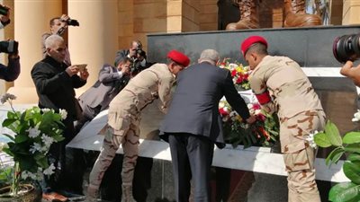 محافظ الأقصر يضع باقة ورد أمام الجندي المجهول في عيد الشرطة