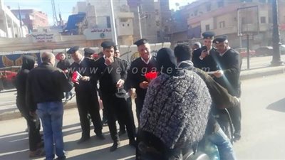 الشرطة توزع الورود على الأهالى بالغربية احتفالا بعيدهم | صور