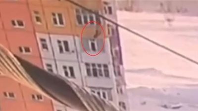 سقوط سيدة من الطابق التاسع دون إصابة