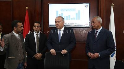 محافظ قنا يتفقد سير العمل بمركز الأزمات بالديوان العام | صور