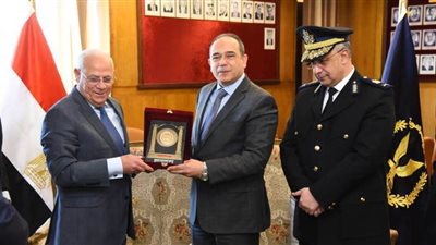 محافظ بورسعيد يهنئ مدير الأمن بعيد الشرطة ويهديه درع المدينة الباسلة | صور