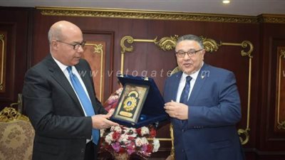 محافظ البحر الأحمر يهنئ مدير الأمن والقيادات الأمنية بعيد الشرطة الثامن والستون|صور