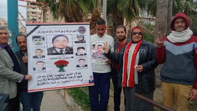 أهالي الإسكندرية يحتفلون بذكرى 25 يناير أمام مسجد القائد إبراهيم | صور