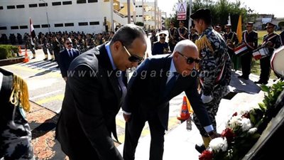 محافظ بورسعيد يضع إكليلا من الزهور علي النصب التذكاري للجندي المجهول | صور