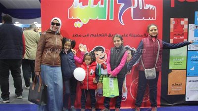 إقبال على الكتب الخارجية في معرض الكتاب وتخفيضات تصل إلى 20 %| صور