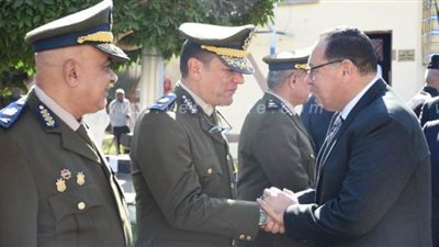 وضع إكليل من الزهور على النصب التذكاري لشهداء الشرطة بالشرقية | صور