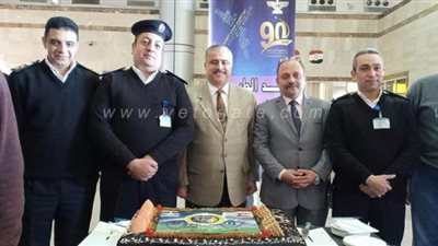 مطار سوهاج يحتفل مع المسافرين بعيد الشرطة المصرية | صور