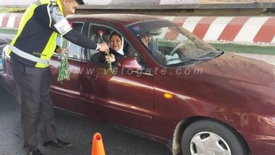 المرور توزع ورد وكتيبات توعية على قائدى السيارات بمناسبة عيد الشرطة الـ68