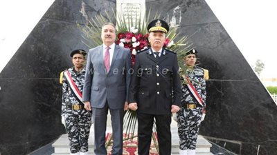 محافظ المنوفية ومدير الأمن يضعان إكليل الزهور على النصب التذكاري لشهداء الشرطة 