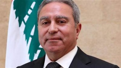 وزير لبناني يتخلى عن موكبه ويصل مجلس الوزراء بالتاكسي