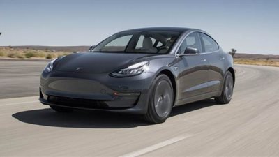 تسلا أول شركة سيارات أمريكية تتجاوز قيمتها السوقية 100 مليار دولار