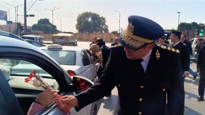ضباط أمن القليوبية يوزعون الورود على المواطنين بمناسبة عيد الشرطة