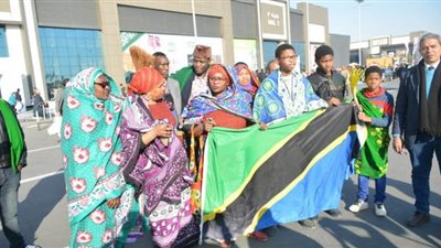 فرقة فيكتوريا التنزانية تبهر جمهورمعرض الكتاب بعروضها الفنية |فيديو وصور