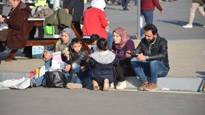 زوار معرض القاهرة للكتاب يفترشون الأرض في ثالث أيامه | صور