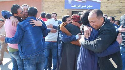 أجواء احتفالية داخل السجون بمناسبة عيد الشرطة.. والمفرج عنهم يشكرون السيسي | فيديو