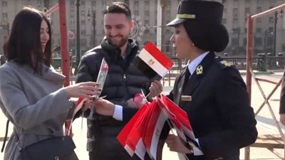 المواطنون يشاركون الشرطة فى عيدها الـ68| فيديو