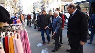 محافظ بورسعيد يطالب أصحاب محال الثلاثيني بالالتزام بالمساحات القانونية لهم | صور