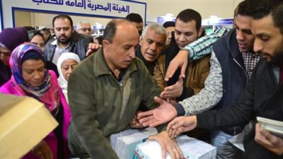 إقبال كبير على مكتبة الأسرة وأعمال جمال حمدان بمعرض الكتاب | صور