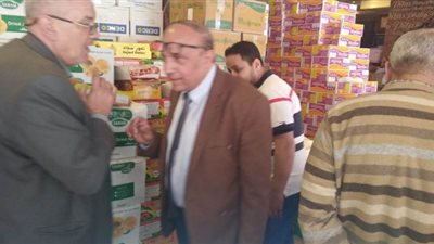 ضبط سجائر ومواد غذائية مجهولة المصدر في الإسكندرية