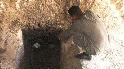 حبس فلاح بتهمة الحفر والتنقيب عن الآثار داخل منزله ببني سويف