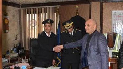 احتفالات عيد الشرطة الـ 68.. المواطنون يشاركون رجال الأمن فرحتهم بالورود.. الإفراج عن 3455 سجينا.. استخراج الوثائق مجانا | فيديو