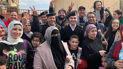 ضباط قسم شرطة الجمرك بالإسكندرية يحتفلون بعيد الشرطة بتوزيع الورود