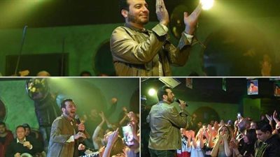 إيهاب توفيق يتغلب على أحزانه ويحيي حفلا غنائيا بعد وفاة والده وحريق منزله
