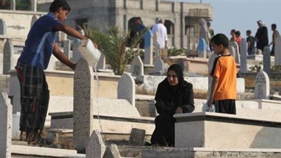 حكم الشرع فى اتباع النساء للجنائز وزيارة القبور