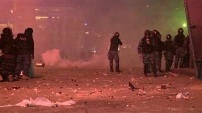 متظاهرون يقتحمون بوابة مؤدية لمقر حكومة لبنان والأمن يتصدى بالمياه | فيديو وصور